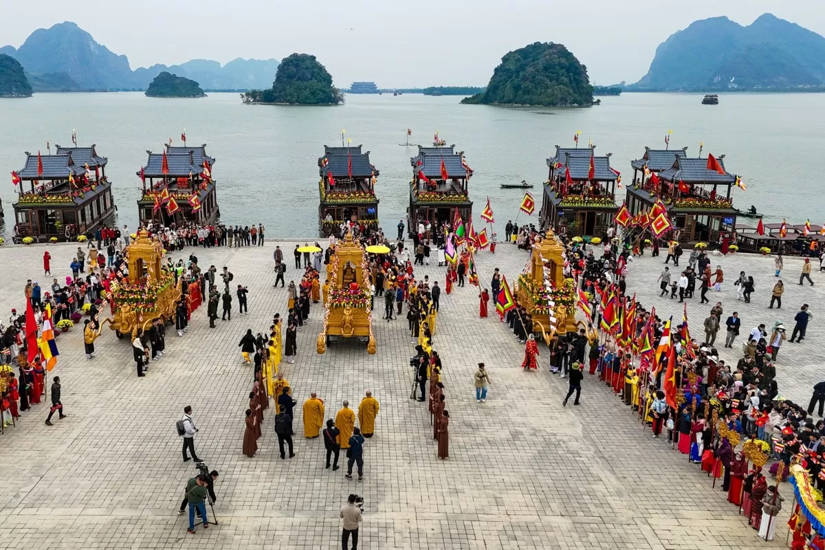 Đoàn rước nước di chuyển từ bến thuyền Trung tâm Hội nghị quốc tế Vesak (Thủy đình) ra giữa hồ Tam Chúc thực hiện nghi thức lấy nước thiêng sau đó cập bến Tam quan nội tiến hành nghi thức rước nước lên điện Tam Thế và chùa Ngọc.