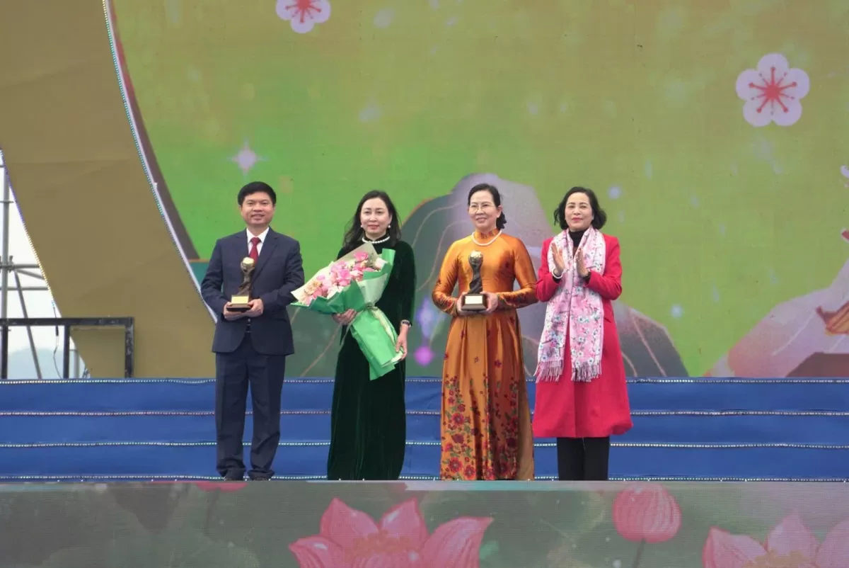 Tại buổi lễ, Phó Chủ tịch Quốc hội Nguyễn Thị Thanh đã trao giải thưởng “Hà Nam - điểm đến du lịch hàng đầu mới nổi châu Á”, “Thành tựu đặc biệt” năm 2024 của Tổ chức Giải thưởng Du lịch thế giới cho tỉnh Hà Nam. Tại buổi lễ, Phó Chủ tịch Quốc hội Nguyễn Thị Thanh đã trao giải thưởng “Hà Nam - điểm đến du lịch hàng đầu mới nổi châu Á”, “Thành tựu đặc biệt” năm 2024 của Tổ chức Giải thưởng Du lịch thế giới cho tỉnh Hà Nam.