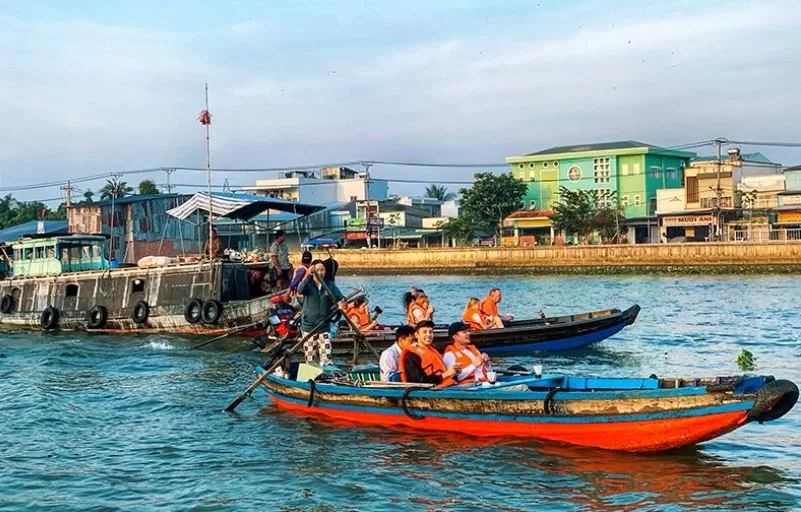 Du khách tham quan chợ nổi Cái Răng. Ảnh: Kiều Mai