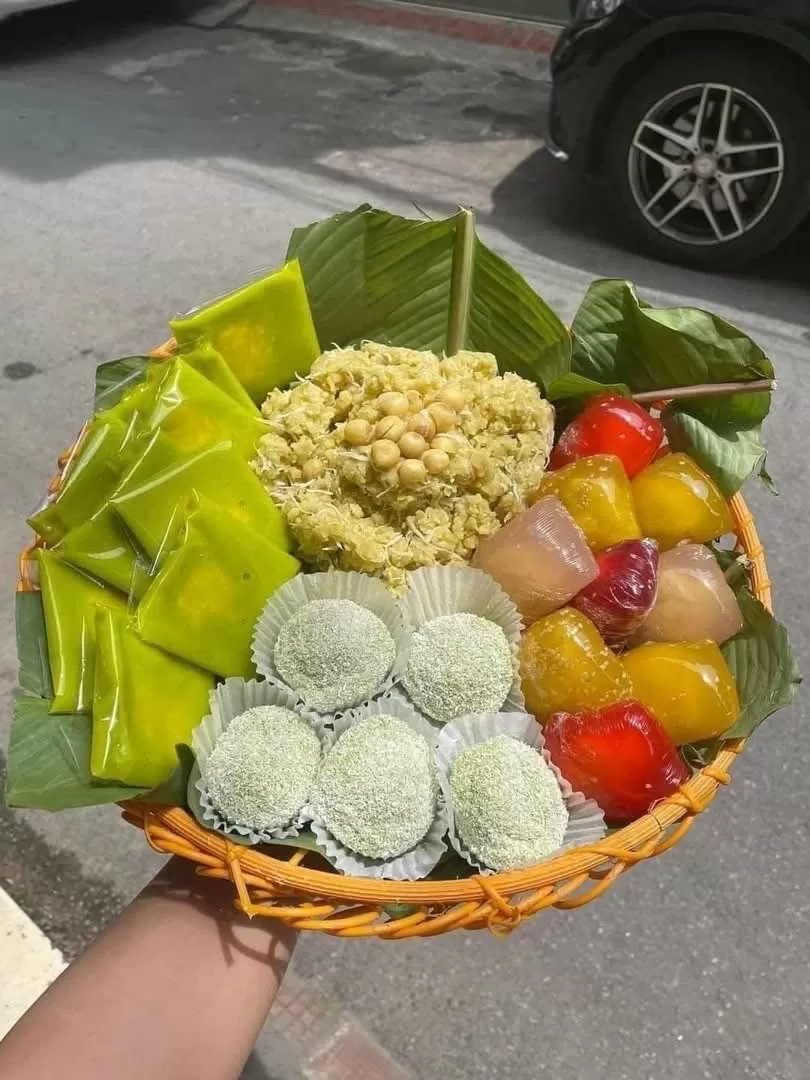 Một set cúng đầy đặn với xôi cốm dừa, chả cốm, bánh cốm với giá từ 500.000 đồng/set rất được ưa chuộng. Ảnh chụp màn hình