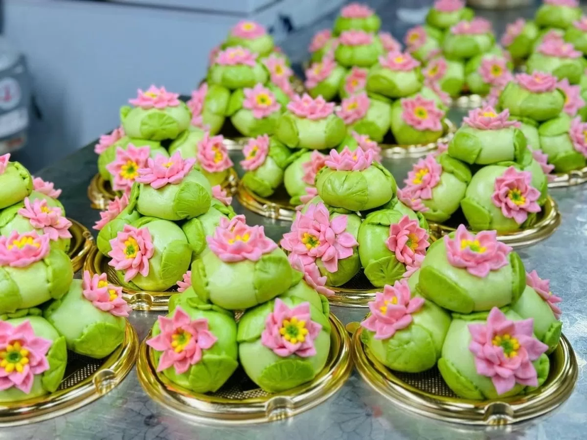 Bánh bao tạo hình hoa sen vừa ngon vừa đẹp mắt dâng lễ cúng. Ảnh chụp màn hình