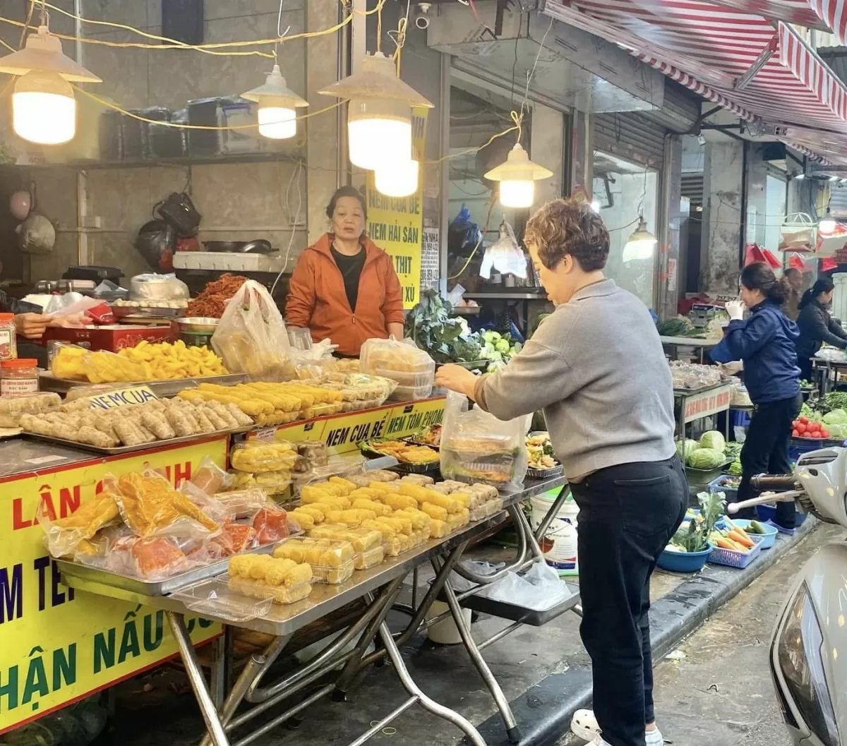 Những hộp nem chay, nem mặn được người bán đóng hộp cẩn thận, đảm bảo. Ảnh: Nguyễn Vân