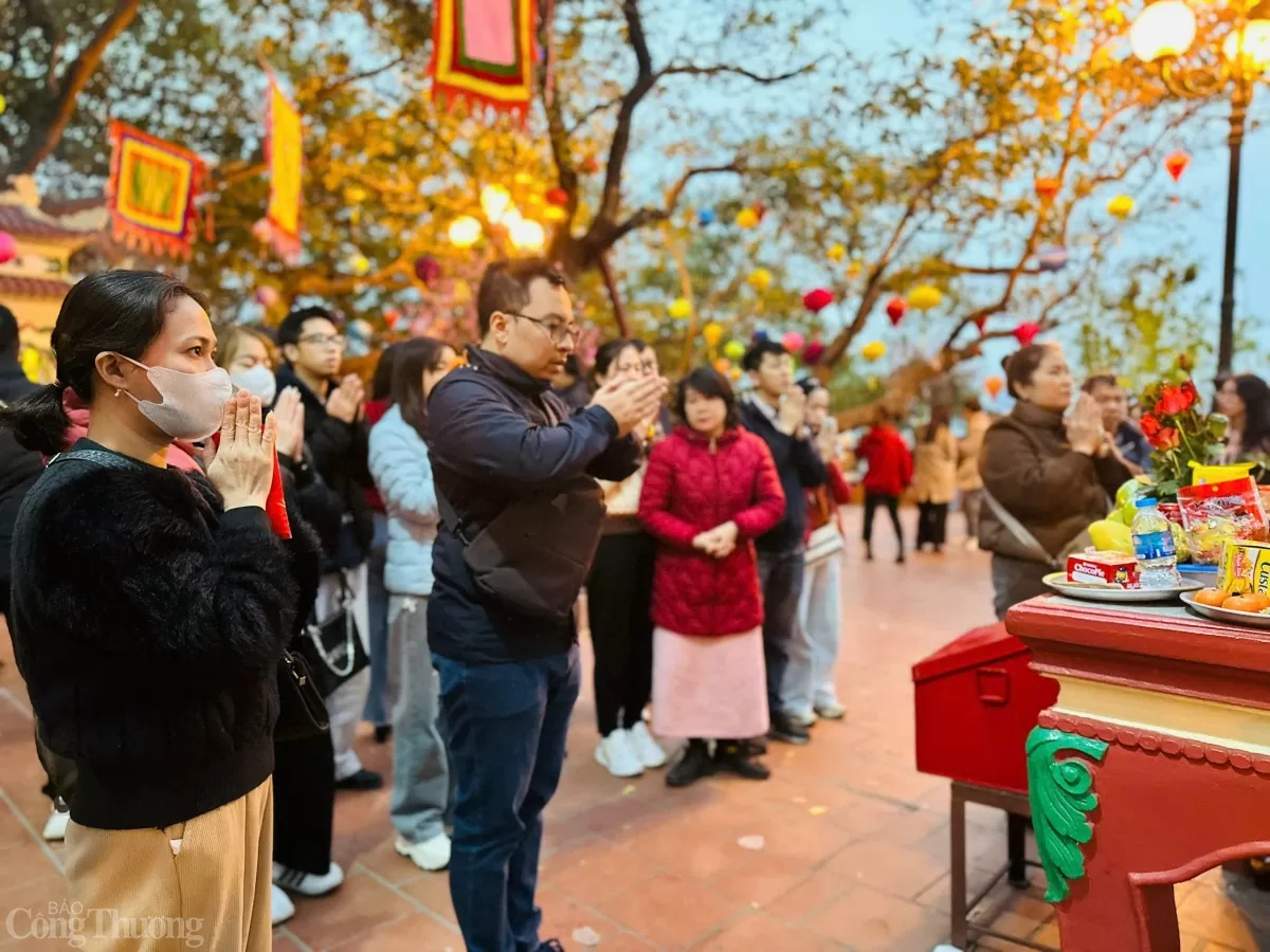 Phủ Tây Hồ đông nghịt khách đi lễ cầu may đầu năm Phủ Tây Hồ đông nghịt khách đi lễ cầu may đầu năm