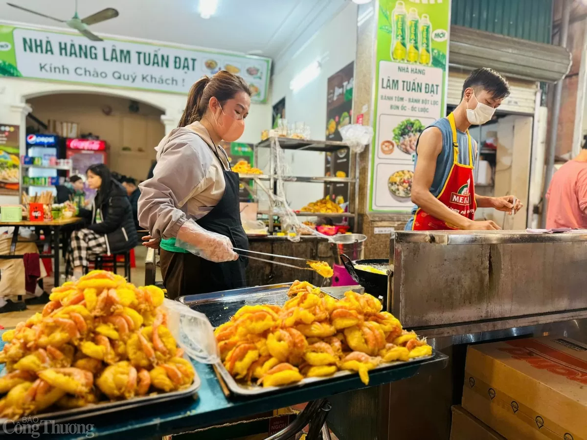 Phủ Tây Hồ kín khách đi lễ vào dịp cuối tuần