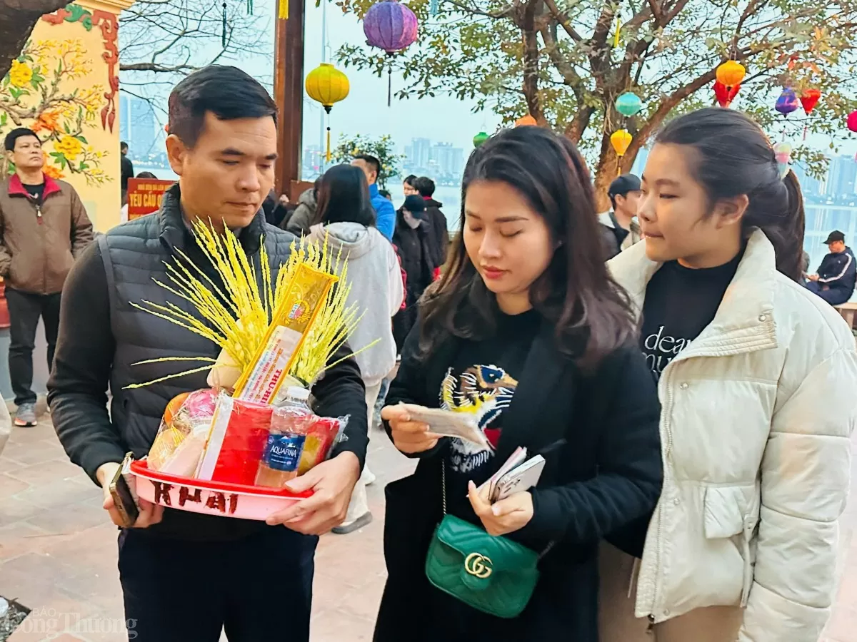 Phủ Tây Hồ kín khách đi lễ vào dịp cuối tuần Phủ Tây Hồ kín khách đi lễ vào dịp cuối tuần