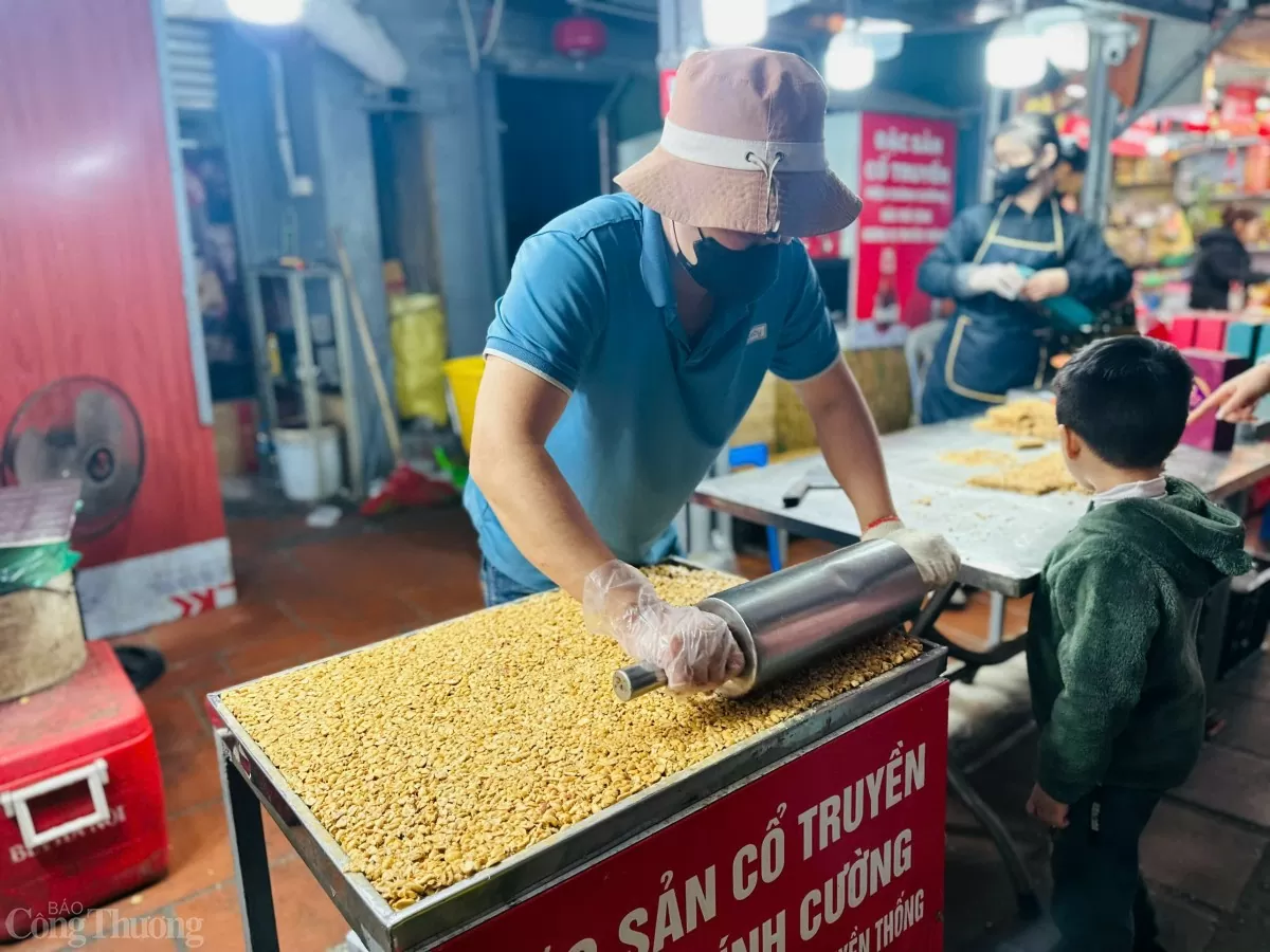 Phủ Tây Hồ kín khách đi lễ vào dịp cuối tuần