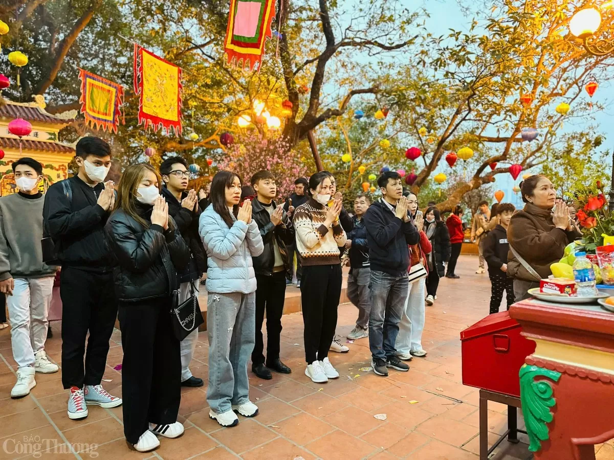 Phủ Tây Hồ kín khách đi lễ vào dịp cuối tuần Phủ Tây Hồ kín khách đi lễ vào dịp cuối tuần