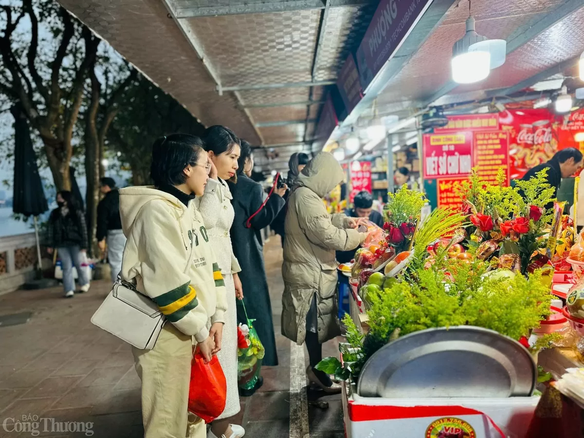 Phủ Tây Hồ kín khách đi lễ vào dịp cuối tuần Phủ Tây Hồ kín khách đi lễ vào dịp cuối tuần