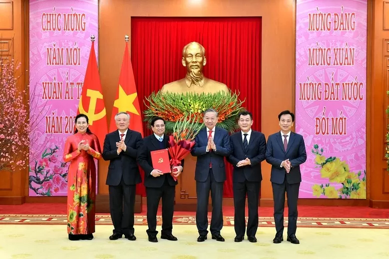 Tổng Bí thư Tô Lâm trao Quyết định thành lập Đảng bộ, tổ chức bộ máy, chức năng nhiệm vụ và chỉ định Bí thư, các Phó Bí thư Đảng ủy Chính phủ nhiệm kỳ 2020-2025. Ảnh: Chinhphu.vn