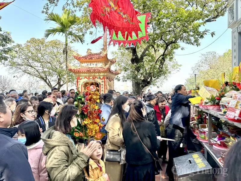 Phủ Tây Hồ đông nghịt khách đi lễ cầu may đầu năm Phủ Tây Hồ đông nghịt khách đi lễ cầu may đầu năm
