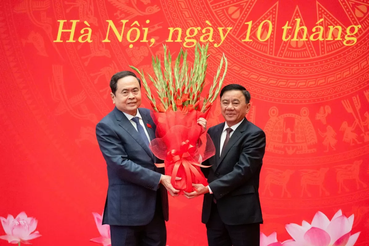 Đồng chí Trần Cẩm Tú, Ủy viên Bộ Chính trị, Thường trực Ban Bí thư tặng hoa chúc mừng đồng chí Trần Thanh Mẫn được Bộ Chính trị chỉ định giữ chức Bí thư Đảng ủy Quốc hội nhiệm kỳ 2020 - 2025