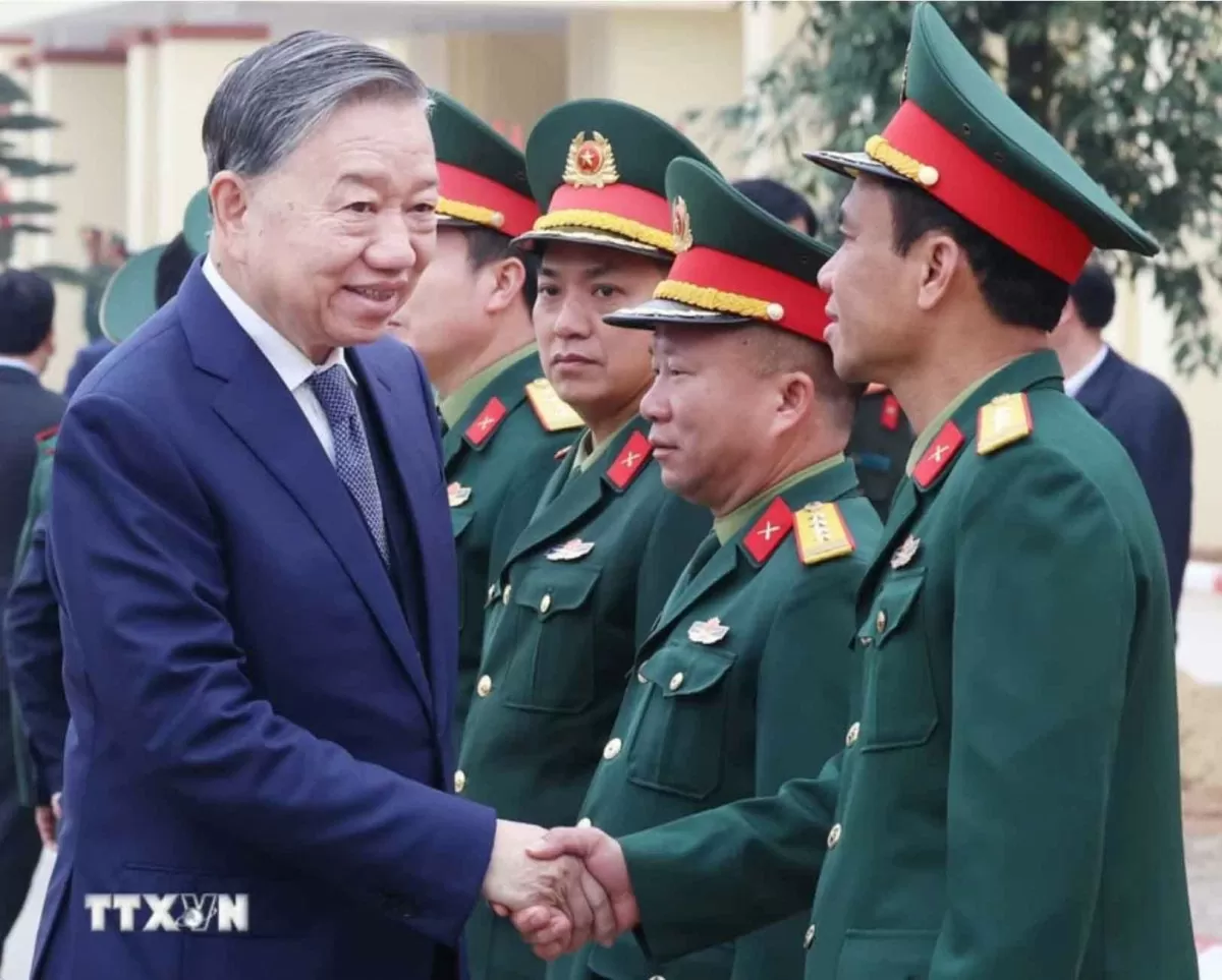 Tổng Bí thư Tô Lâm với cán bộ, sỹ quan chỉ huy Lữ đoàn tên lửa 490. (Ảnh: Thống Nhất/TTXVN)