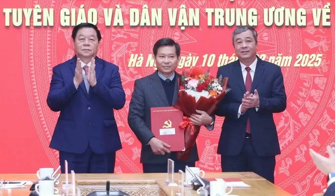 Lãnh đạo Ban Tuyên giáo và Dân vận Trung ương trao Quyết định bổ nhiệm Vụ trưởng, Chánh Văn phòng Ban Chỉ đạo 35 Trung ương. (Ảnh: Phương Hoa/TTXVN)