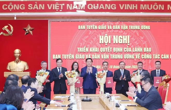 Lãnh đạo Ban Tuyên giáo và Dân vận Trung ương trao Quyết định bổ nhiệm lãnh đạo Vụ Địa phương 1. (Ảnh: Phương Hoa/TTXVN)