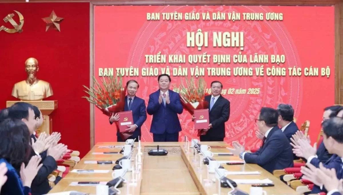 Ông Nguyễn Trọng Nghĩa, Ủy viên Bộ Chính trị, Bí thư Trung ương Đảng, Trưởng Ban Tuyên giáo và Dân vận Trung ương trao quyết định tham gia Ban Thường vụ Đảng uỷ các cơ quan Đảng Trung ương cho hai Phó Trưởng Ban Lại Xuân Môn và Phạm Tất Thắng. (Ảnh: Phươn