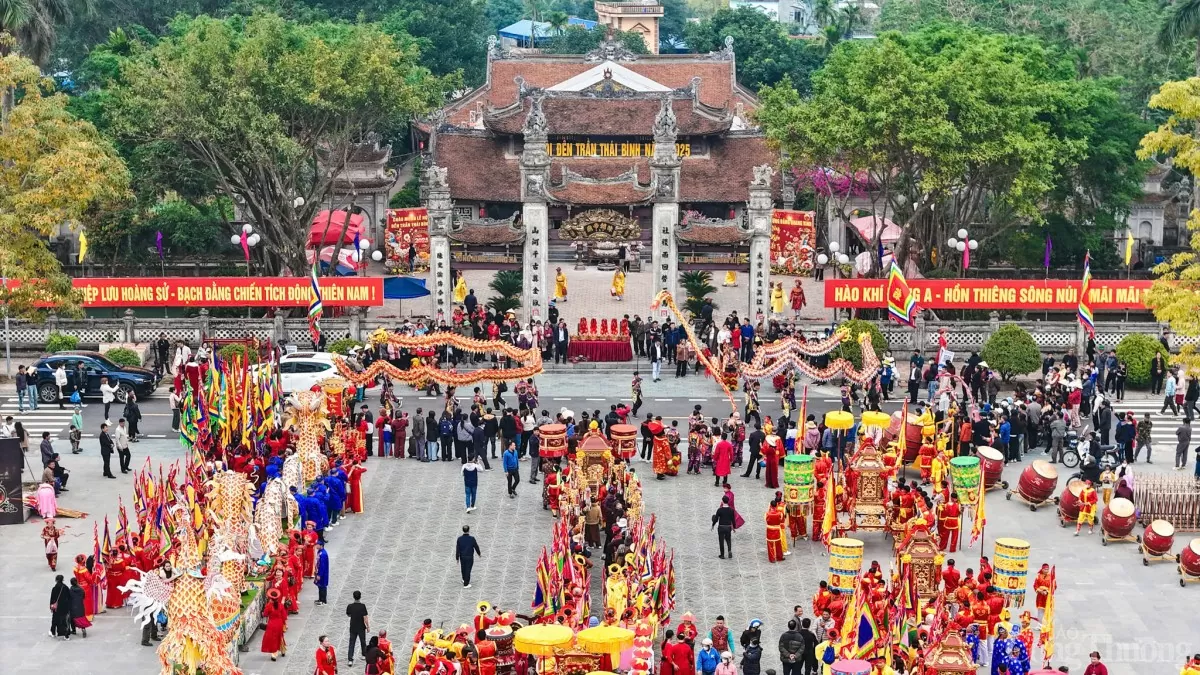 Hàng nghìn người tham gia rước nước hội đền Trần Thái Bình
