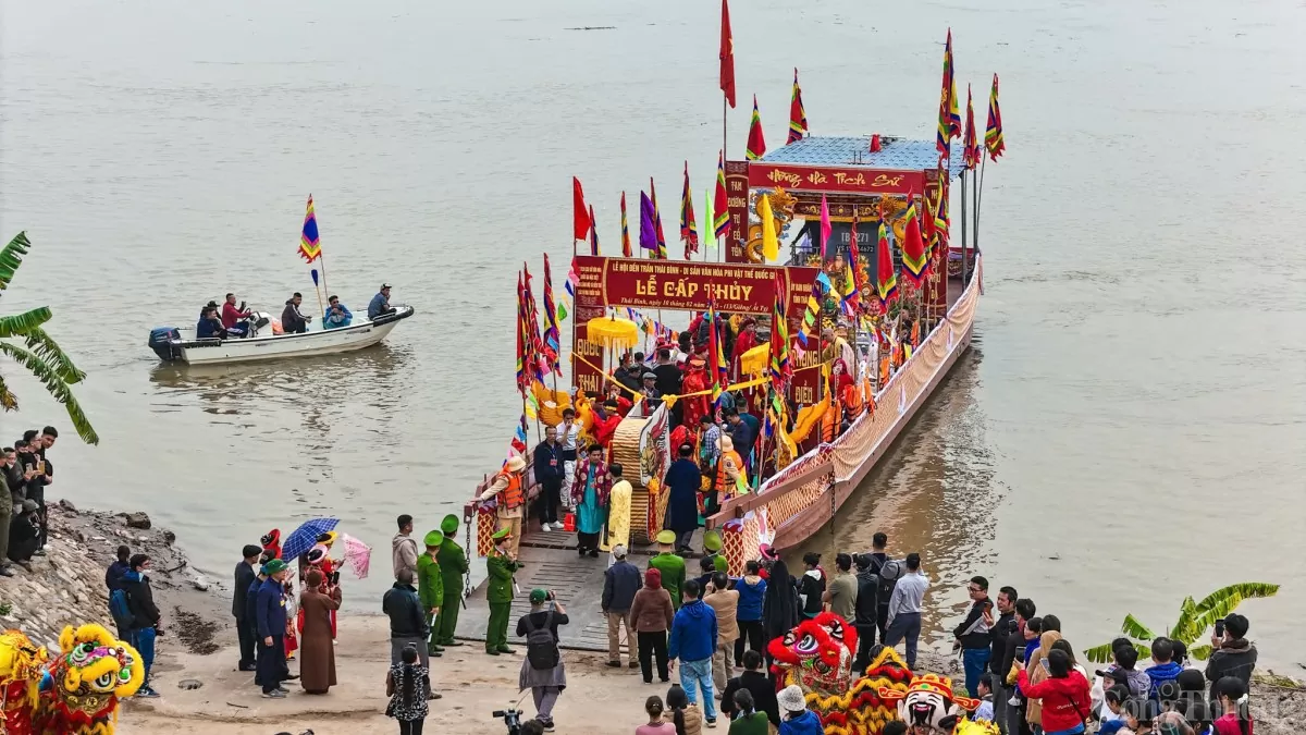 Hàng nghìn người tham gia rước nước hội đền Trần Thái Bình