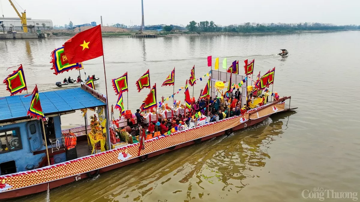 Hàng nghìn người tham gia rước nước hội đền Trần Thái Bình
