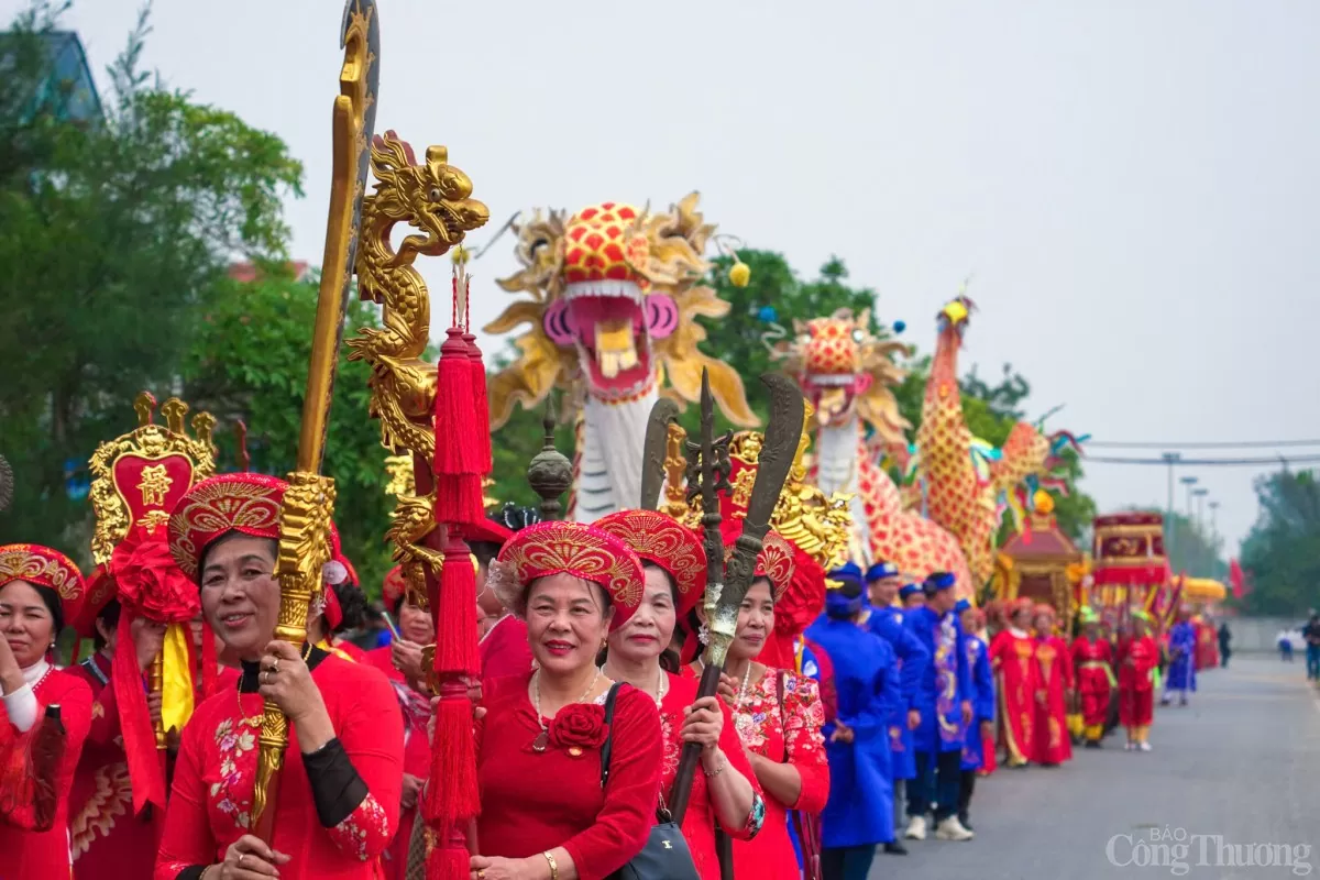 Hàng nghìn người tham gia rước nước hội đền Trần Thái Bình