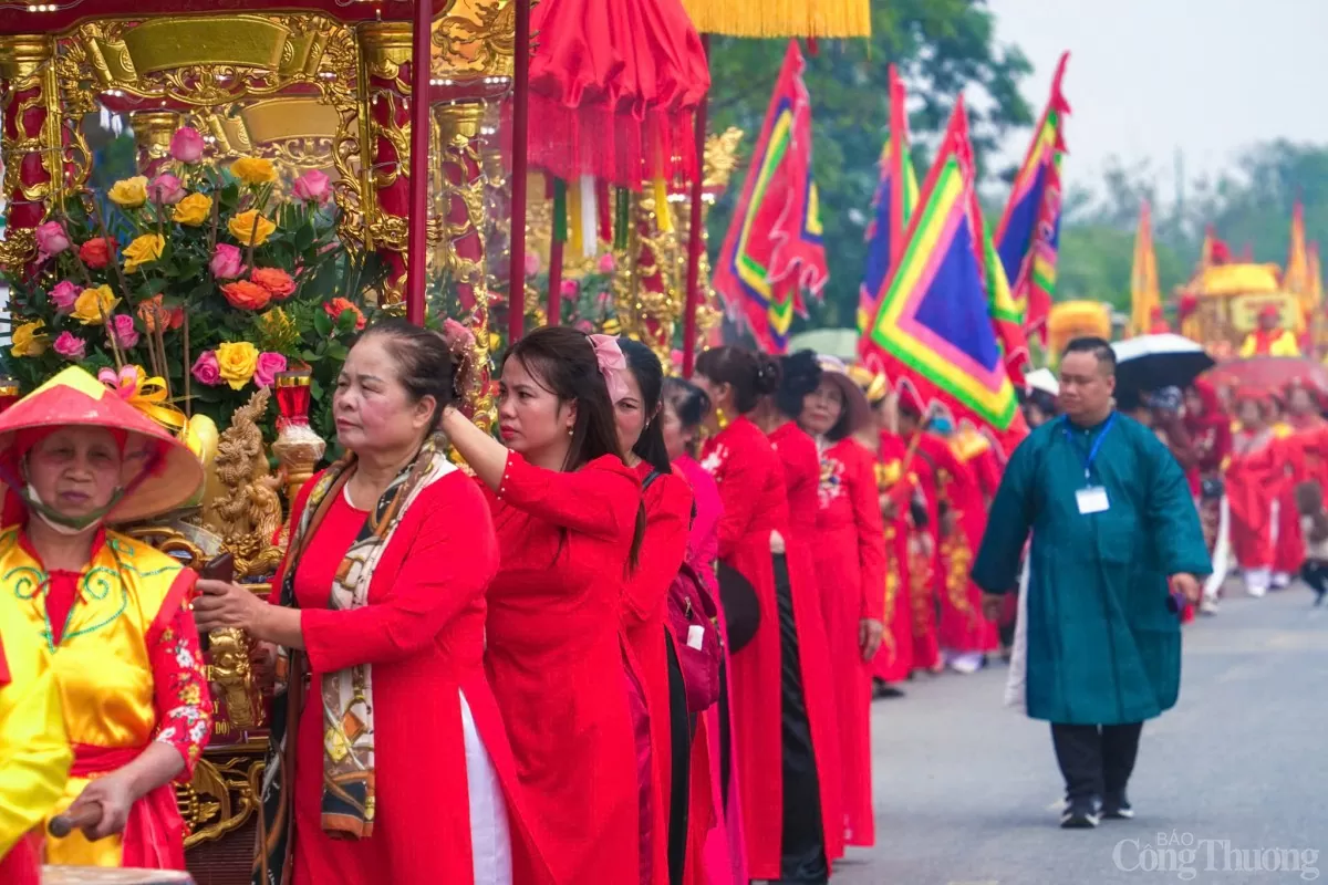 Hàng nghìn người tham gia rước nước hội đền Trần Thái Bình
