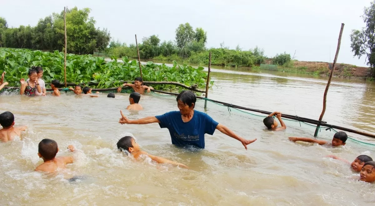 Đồng Tháp: Bà lão U70 hai thập kỷ dạy bơi miễn phí