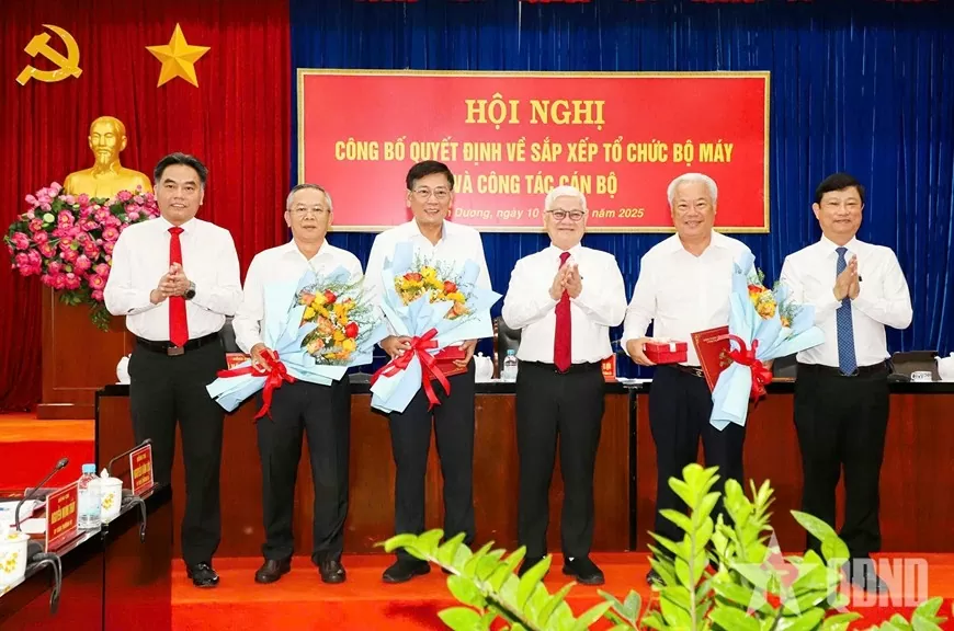 Lãnh đạo tỉnh Bình Dương trao quyết định nghỉ hưu trước tuổi đối với các cán bộ, lãnh đạo. Ảnh: Quân đội Nhân dân