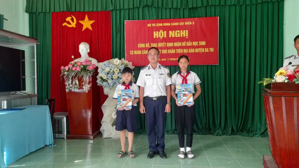 Đại diện lãnh đạo Phòng Phòng chống tội phạm, Vi phạm trao quyết định nhận đõ đầu cho 02 em học sinh có hoàn cảnh đặc biệt khó khăn trên địa bàn huyện Ba Tri.jpg