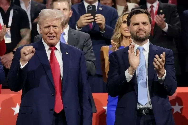 Ông Donald Trump và ông JD Vance tại Đại hội toàn quốc của đảng Cộng hòa ở Milwaukee, ngày 15/7/2024. Ảnh: Getty