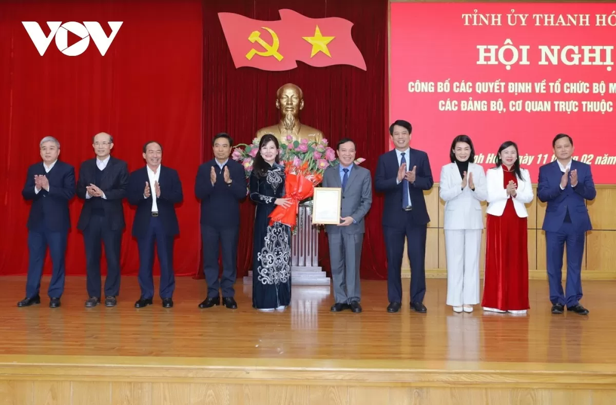 Bí thư Tỉnh ủy Thanh Hóa Nguyễn Doãn Anh trao các quyết định và tặng hoa chúc mừng đảng bộ các cơ quan Đảng tỉnh. Ảnh: VOV