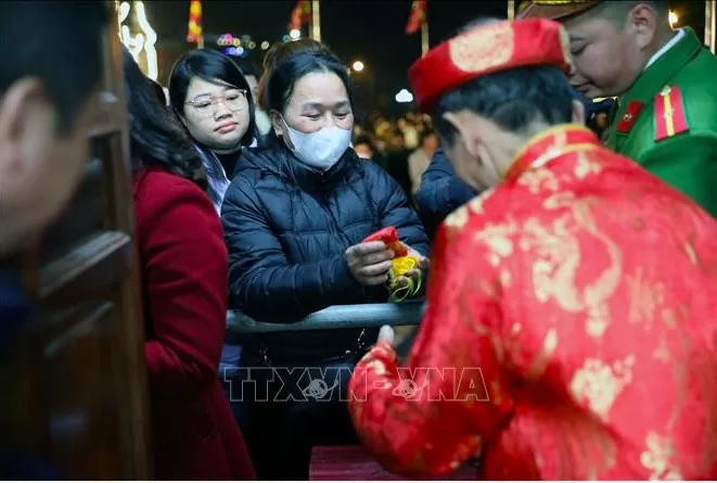 Các bô lão địa phương phát lương cho người dân và du khách. 