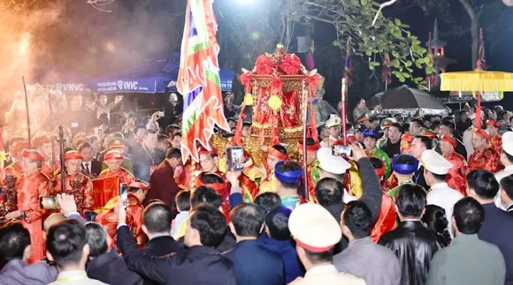 Kiệu ấn được rước từ Đền Cố Trạch sang Đền Thiên Trường, sau đó rước ấn vào nội cung để làm lễ xin Khai ấn. (Ảnh: XUÂN TRƯỜNG)