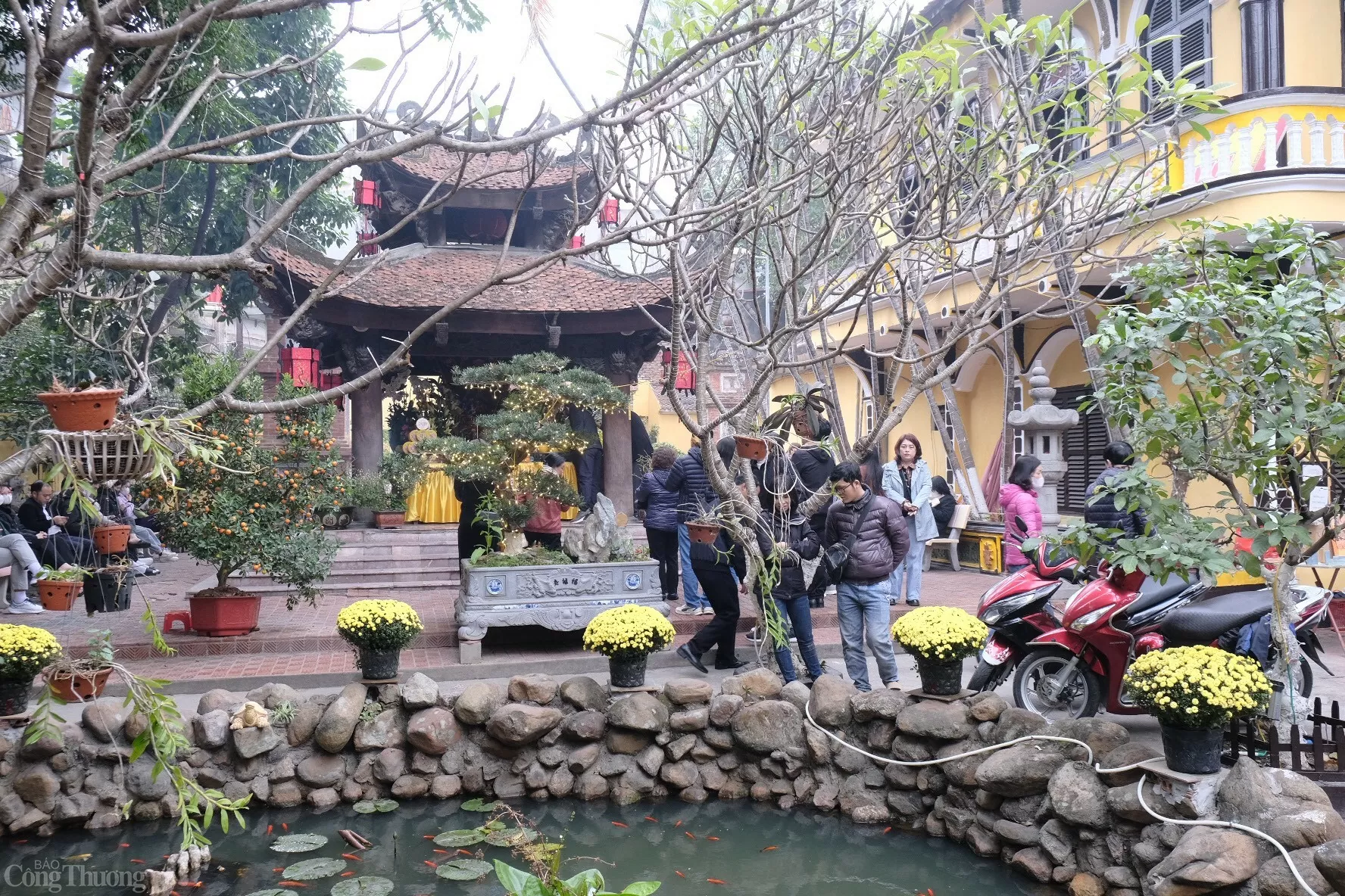 Rằm tháng Giêng: Người dân đội mưa đi chùa cầu an