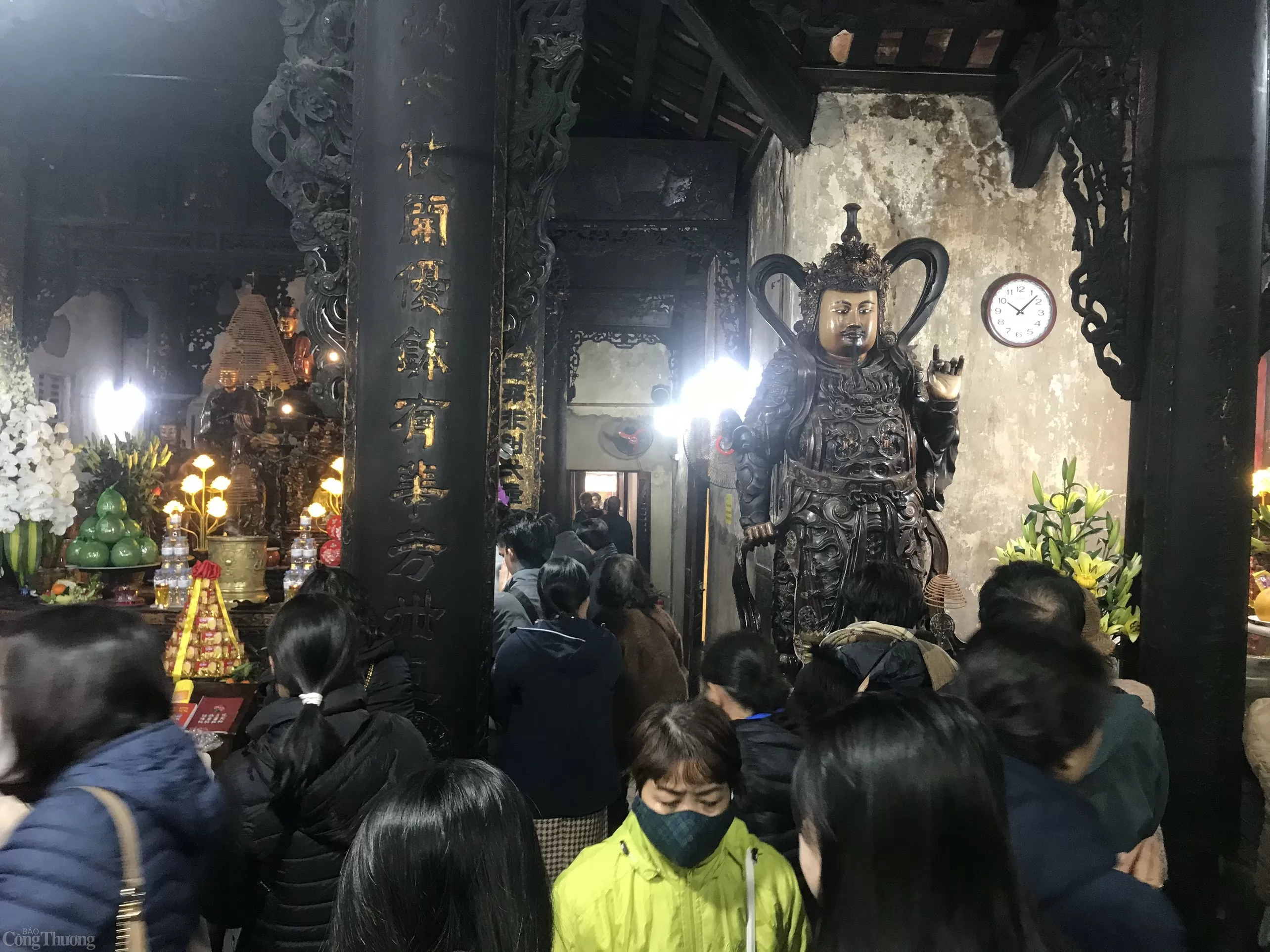 Đặc biệt, chùa Phúc Khánh nổi bật với lễ cầu an đầu năm, thu hút hàng nghìn người và đông đảo phật tử tham dự, tạo nên một nét đẹp văn hóa tâm linh độc đáo của Hà Nội. Chùa không chỉ là nơi tôn thờ tín ngưỡng Phật giáo mà còn là một điểm đến văn hóa và lịch sử quan trọng, thể hiện sự hòa quyện giữa đạo Phật và đời sống của người dân Việt Nam. Ảnh: Lê An
