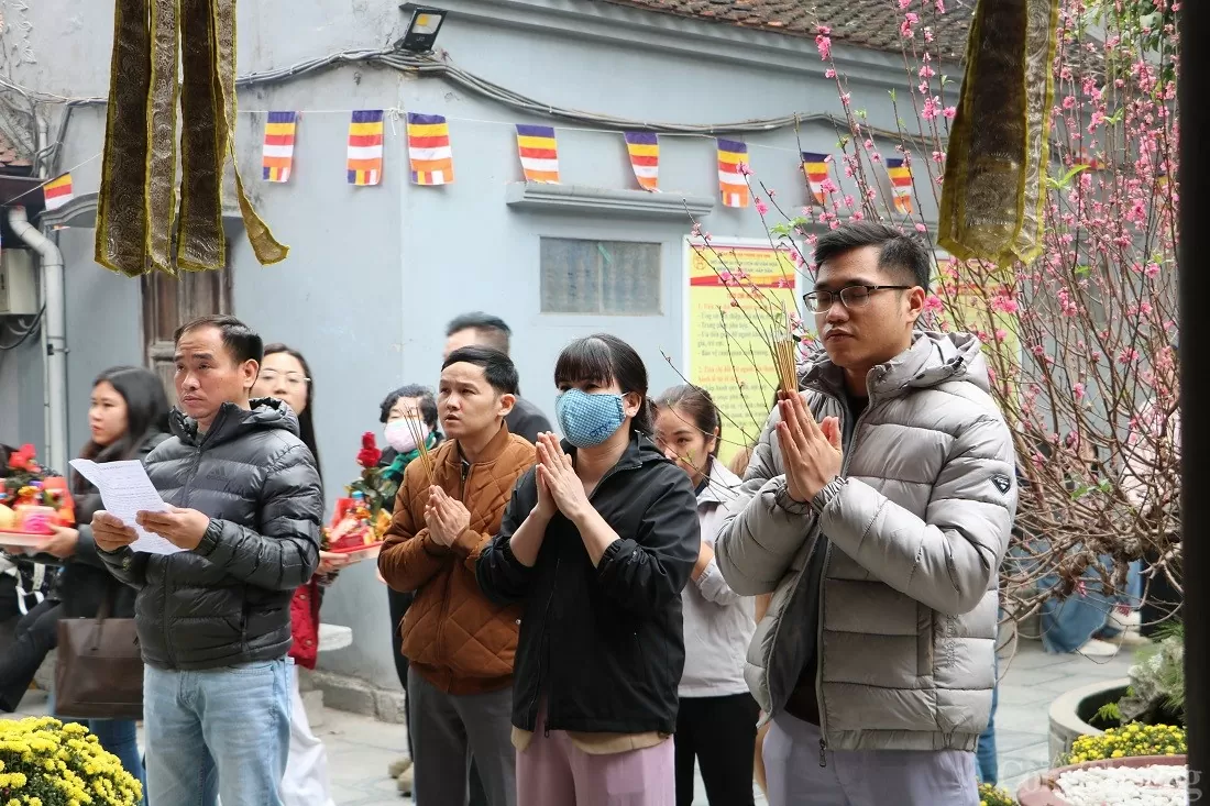 Hà Nội: Đông đảo người dân đến chùa dịp Rằm tháng Giêng Hà Nội: Đông đảo người dân đến chùa dịp Rằm tháng Giêng