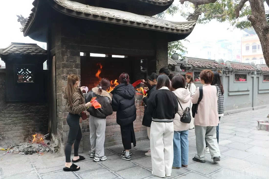 Hà Nội: Đông đảo người dân đến chùa dịp Rằm tháng Giêng Hà Nội: Đông đảo người dân đến chùa dịp Rằm tháng Giêng