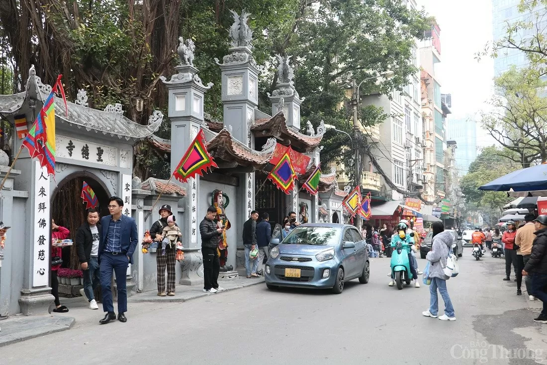 Hà Nội: Đông đảo người dân đến chùa dịp Rằm tháng Giêng Hà Nội: Đông đảo người dân đến chùa dịp Rằm tháng Giêng