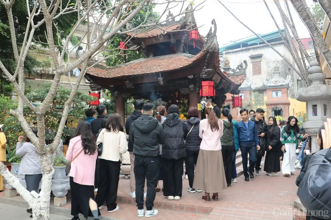 Hà Nội: Đông đảo người dân đến chùa dịp Rằm tháng Giêng Hà Nội: Đông đảo người dân đến chùa dịp Rằm tháng Giêng