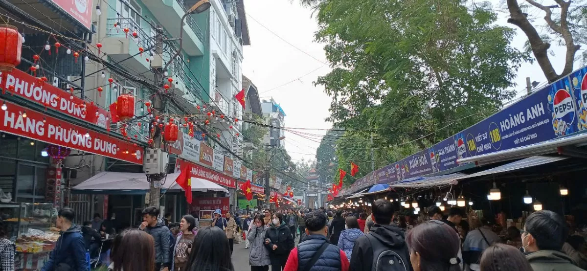 nhiều người dân Thủ đô và du khách đến Phủ Tây Hồ để làm lễ