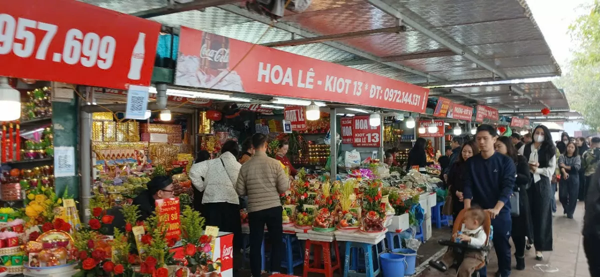 Ghi nhận của phóng viên Báo Công Thương, vào khoảng 14h chiều xuất hiện tình trạng dòng người đổ về tại Phủ Tây Hồ ngày càng đông đúc.