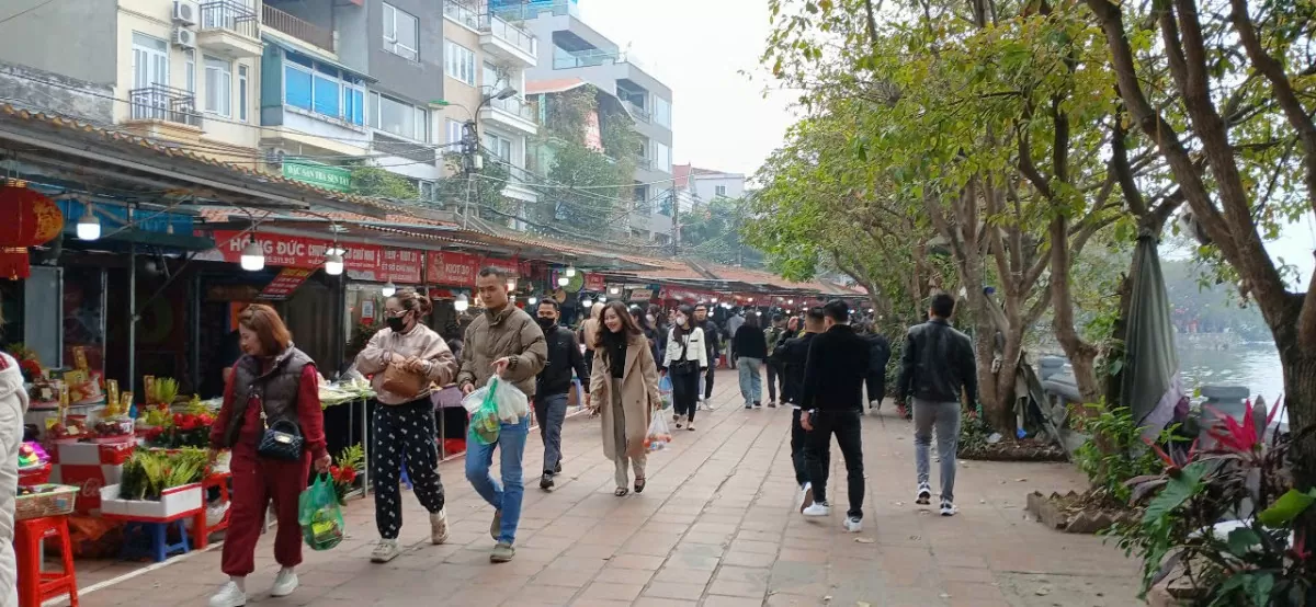 Người dân Thủ đô và du khách tấp nập đi lễ rằm tháng Giêng tại Phủ Tây Hồ.