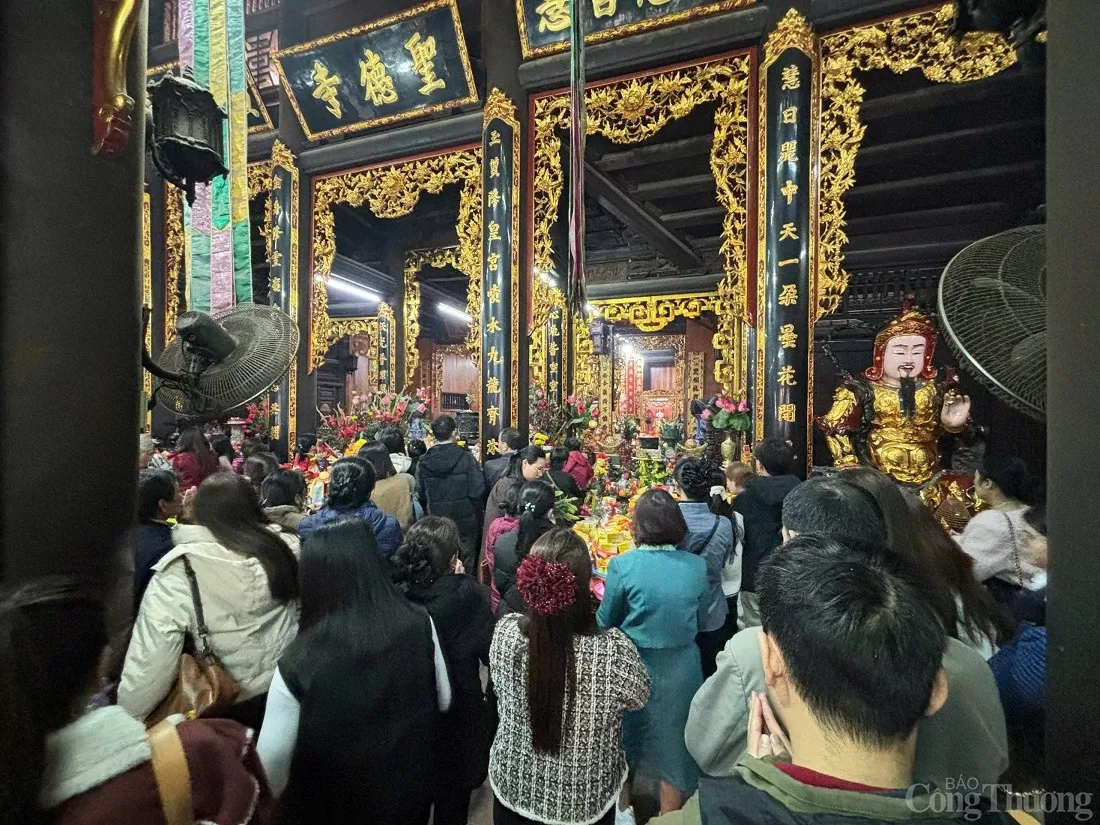 Hà Nội: Đông đảo người dân đến chùa dịp Rằm tháng Giêng Hà Nội: Đông đảo người dân đến chùa dịp Rằm tháng Giêng