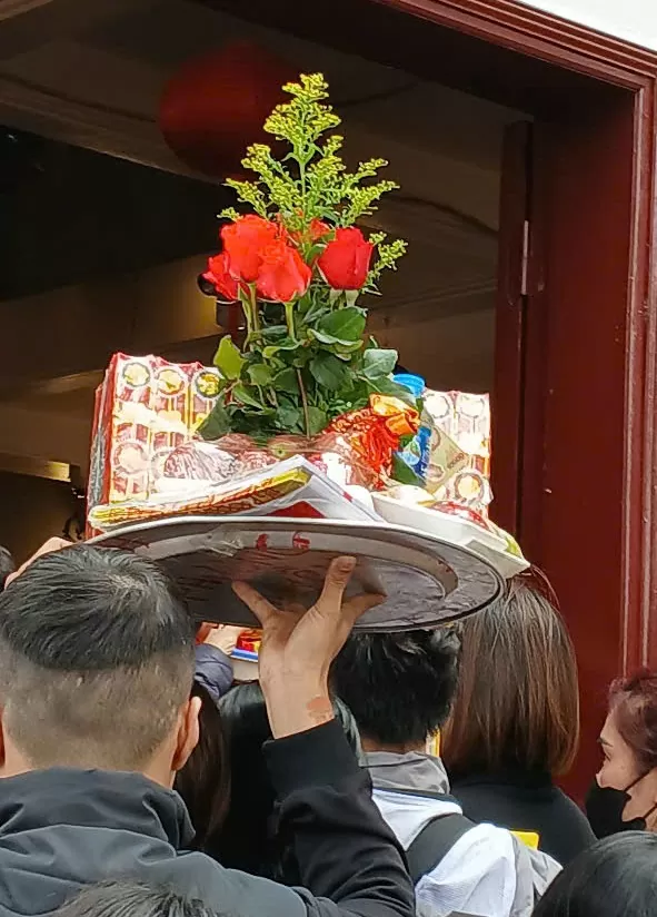 Người dân thành kính dâng lễ mong cầu một năm mới bình an. Ảnh: Hương Giang