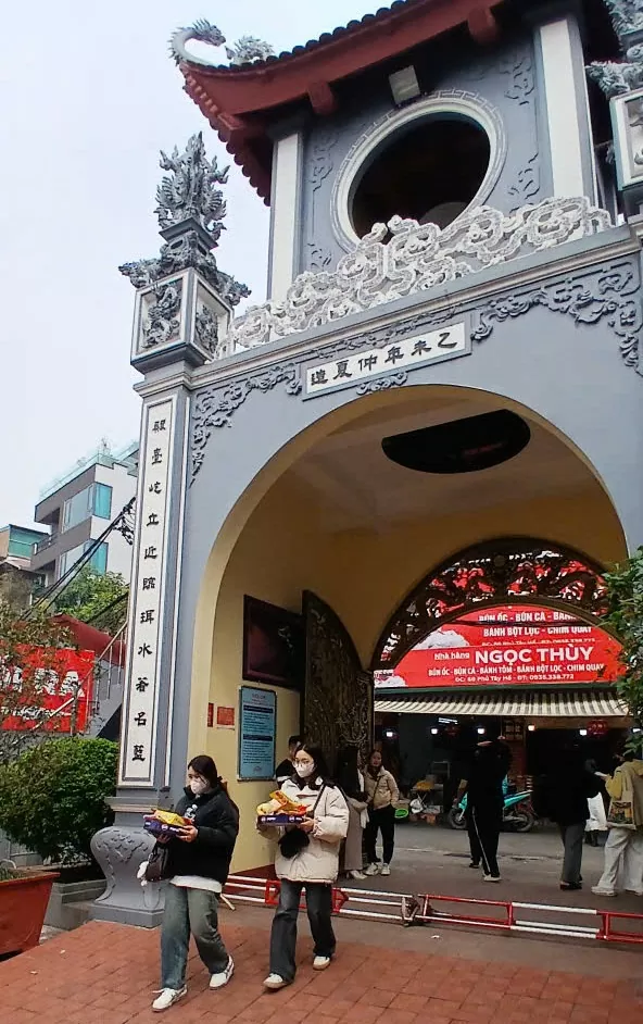 Theo nhiều người dân, đi lễ chùa dịp đầu năm để cầu mong gia đình hạnh phúc, bình an, nhiều sức khỏe, công danh thành đạt.