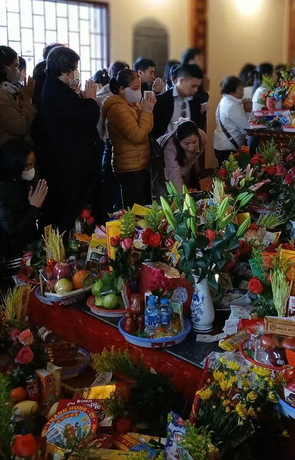 Người dân thành tâm hành lễ, cầu cho năm mới gia đình hạnh phúc, bình an, nhiều sức khỏe, công danh thành đạt.