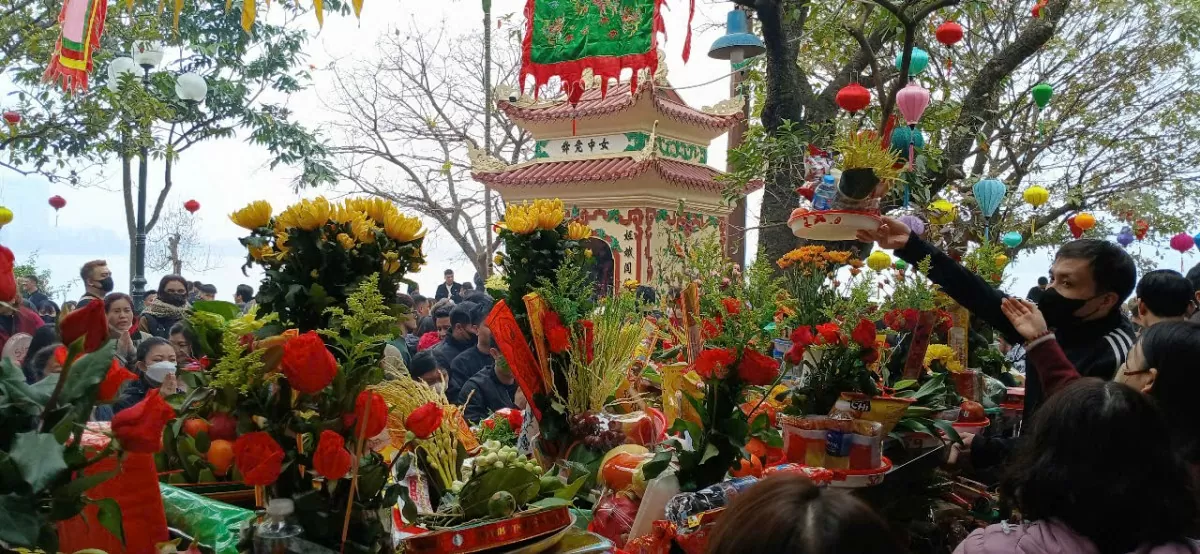 đi lễ Phủ Tây Hồ đã là một thói quen của gia đình. Dịp đầu năm mới và sắp tới là Rằm tháng Giêng, chị cùng gia đình đến phủ cầu bình an, may mắn cho gia đình.