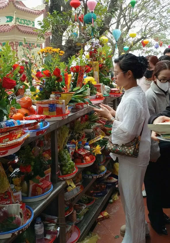 Phía ngoài khu vực Phủ, những mâm lễ nhỏ theo từng mệnh giá đã được chuẩn bị sẵn để phục vụ nhu cầu đi lễ của người dân.