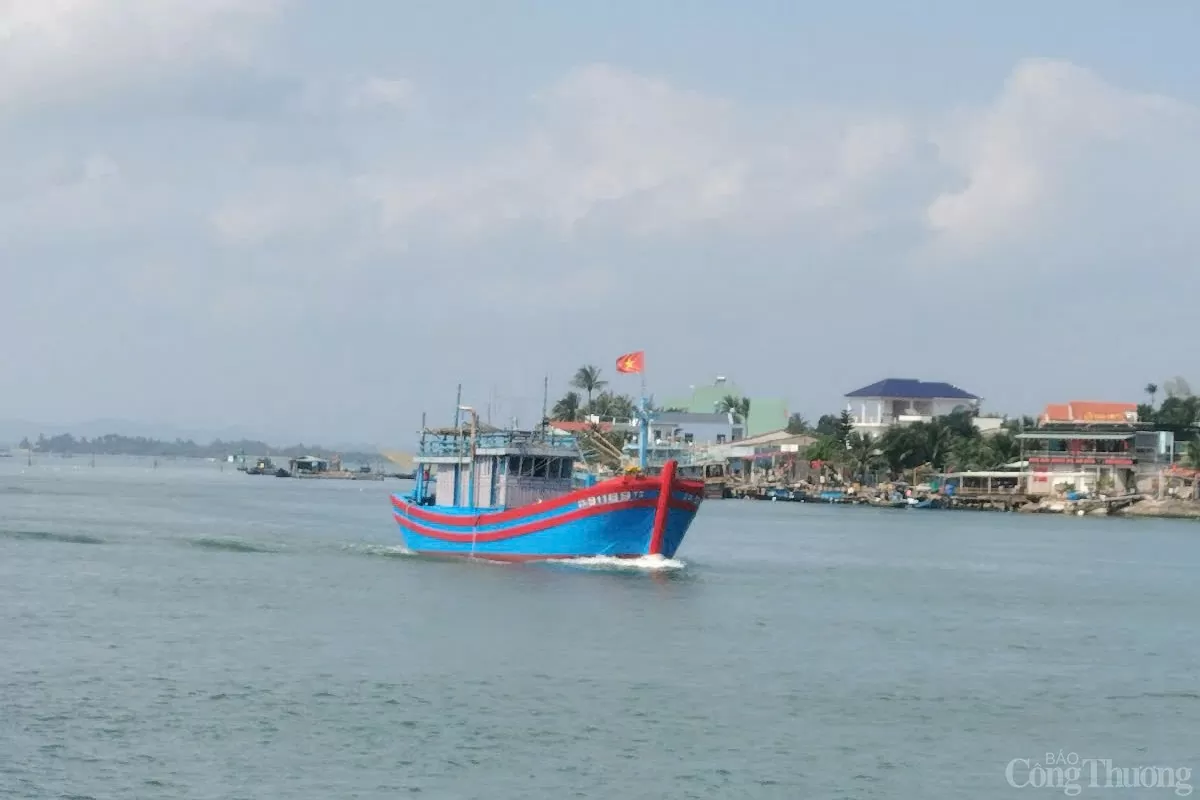 Ngư dân phấn khởi vươn khơi không chỉ mang lại kinh tế cho gia đình mà còn góp phần bảo vệ vững chắc chủ quyền biển đảo thiêng liêng của Tổ quốc