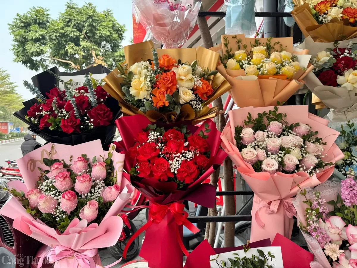 Nhiều bó hoa làm sẵn được bày bán trên khắp các tuyến đường.