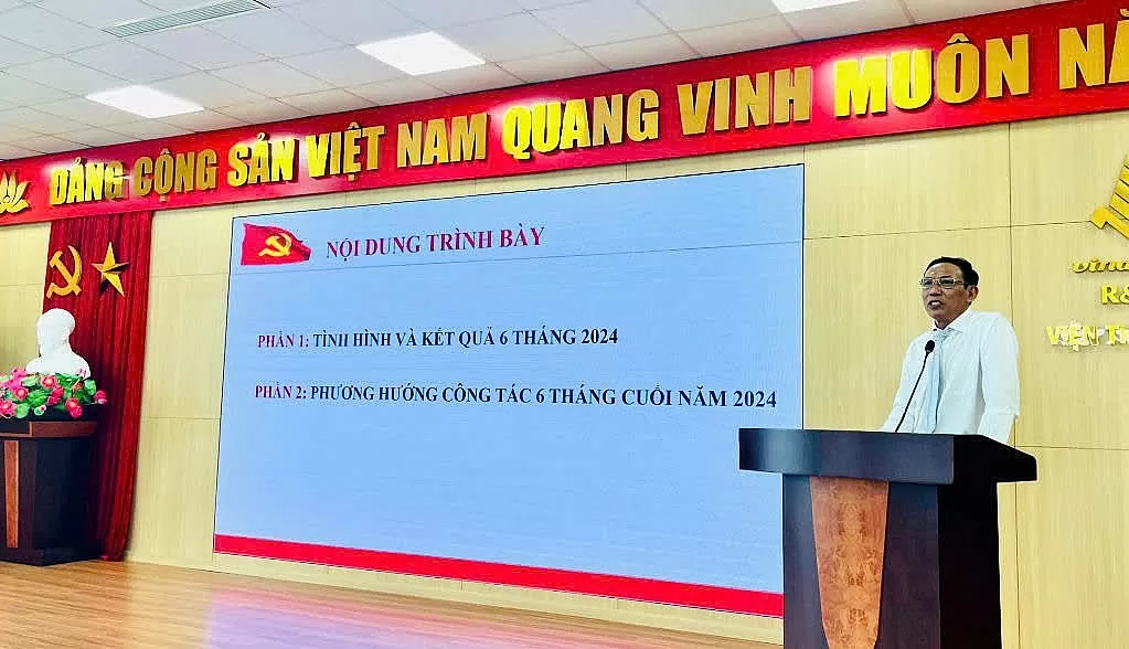 Ông Nguyễn Văn Vân - Giám đốc công ty phát biểu hội nghị
