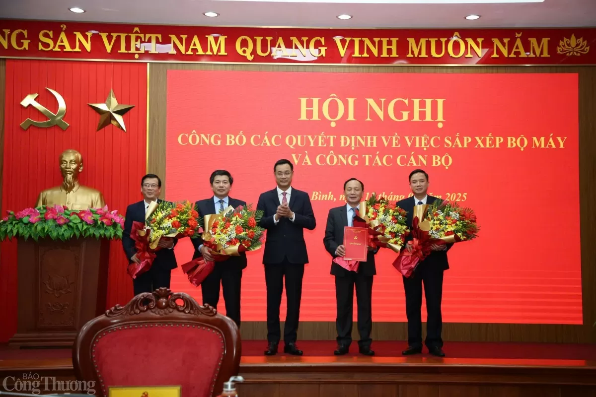 Bí thư Tỉnh ủy Quảng Bình Lê Ngọc Quang trao quyết định thành lập Đảng bộ UBND tỉnh